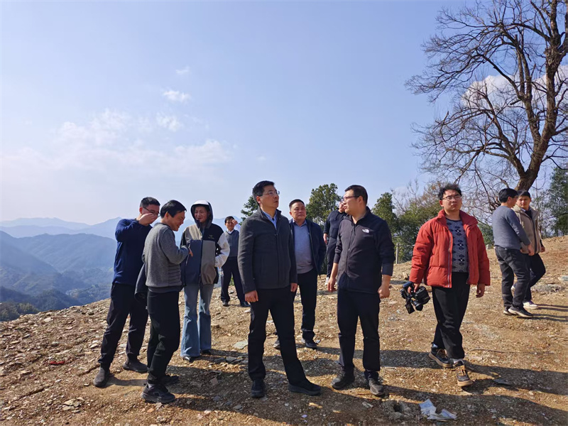 3月18日，縣長王奇勇帶隊調(diào)研石潭景區(qū)項目，黃山徽投集團黨委書記、董事長洪筱明陪同調(diào)研。.jpg