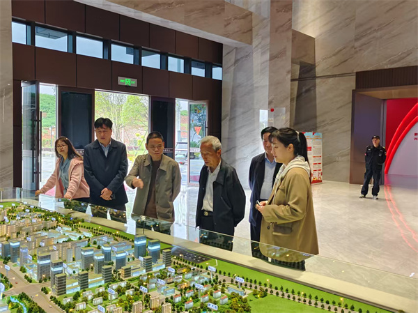 4月17日，潘總陪同市人大常委會(huì)原副主任鮑小如一行調(diào)研富豐新城項(xiàng)目.jpg