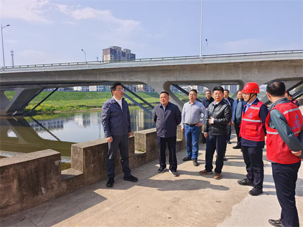 4月7日，洪董，張總陪同王奇勇縣長一行調(diào)研防洪工程項目.jpg