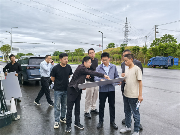 5月9日，常務(wù)副縣長戴維調(diào)研富豐新城片區(qū)項目，潘總、余總陪同.jpg