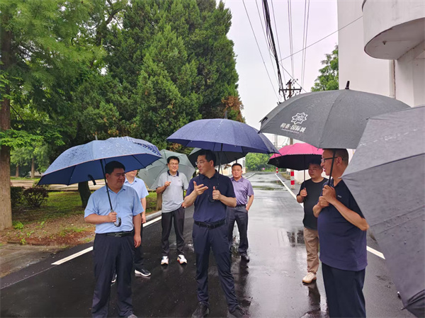 5月22日，洪董陪同王奇勇縣長(zhǎng)一行到潭渡中學(xué)調(diào)研.jpg