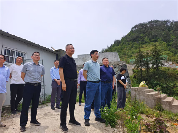 5月4日，洪董陪同王奇勇縣長一行調研湖田山景區(qū)項目.jpg