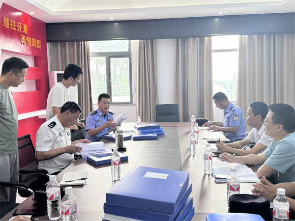 5月27日下午，副縣長(zhǎng)、縣公安局長(zhǎng)胡漢邦帶隊(duì)走訪徽智公司，開(kāi)展“愛(ài)企日”座談交流，了解徽智公司生產(chǎn)經(jīng)營(yíng)情況，現(xiàn)場(chǎng)查看安全生產(chǎn)管理臺(tái)賬，集團(tuán)潘總陪同座談1。.jpg