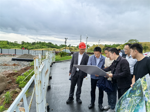 5月9日，常務(wù)副縣長戴維調(diào)研富豐新城片區(qū)項目，潘總、余總陪同1.jpg