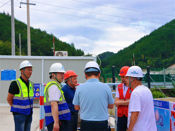 7月28日，洪董帶隊(duì)赴新安江防洪工程、新徽商創(chuàng)業(yè)基地開展“高溫送清涼”活動并進(jìn)行安全生產(chǎn)專項(xiàng)檢查1。.jpg