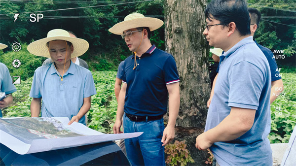 7月17日，王奇勇縣長赴新安江航道綜合整治提升工程沿線調(diào)研項目用地，集團(tuán)潘總陪同調(diào)研.jpg