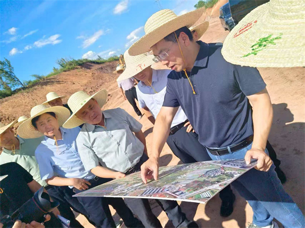 8月14日，洪董、余總陪同王奇勇縣長帶隊調(diào)研富豐新城黎七路、賓虹大道、富資路、消防站、兩館等項目2。.jpg